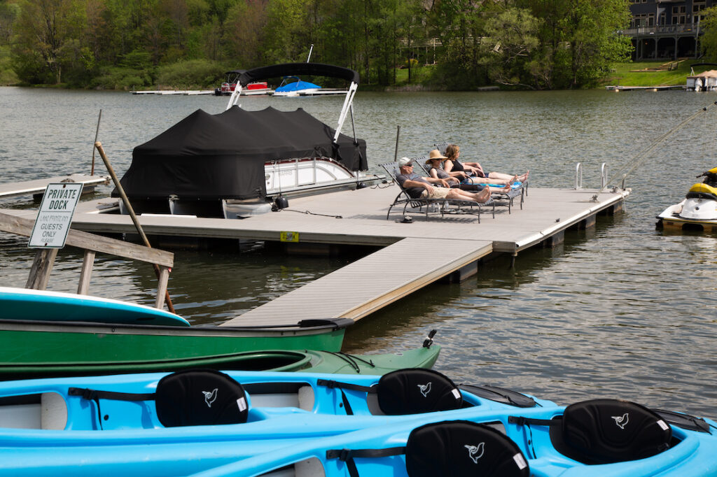 Deep Creek Lake Boat Rentals, photo of the dock and boats at Lake Pointe Inn on Deep Creek Lake